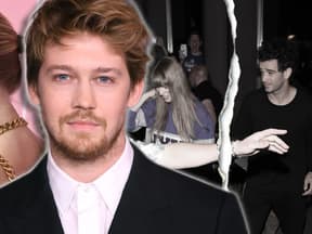 Joe Alwyn steht vor Taylor Swift, im Hintergrund ein Bild von Taylor und Matty Healy mit Riss