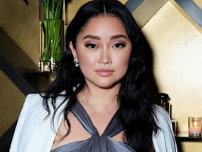 Lana Condor sieht ernst aus