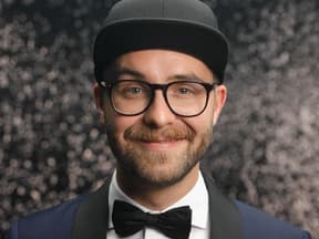 Mark Forster in Anzug und mit Cap