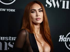 Megan Fox blickt ernst in die Kamera