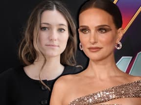 Natalie Portman schaut traurig, im Hintergrund ist Camille Etienne