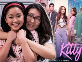 Lana Condor und Jenny Han umarmen sich, daneben das Poster von "XO, Kitty"