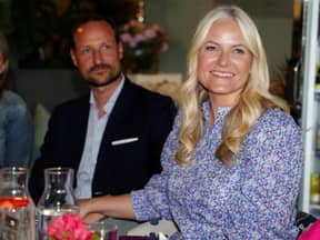 Prinz Haakon und Prinzessin Mette-Marit halten Händchen. 