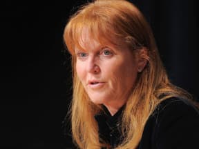 Sarah Ferguson guckt ernst