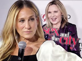 Sarah Jessica Parker sieht angestrengt zur Seite, hinter ihr lacht Kim Cattrall