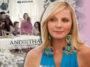 Kim Cattrall vor dem "And Just Like That ..."-Poster zu Staffel 2