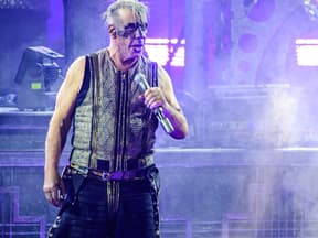 Till Lindemann während eines Rammstein-Konzerts