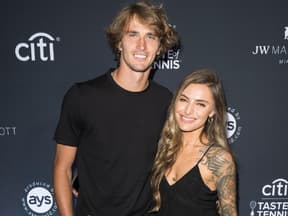 Alexander Zverev und Sophia Thomalla stehen Arm in Arm zusammen