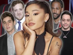 Ariana Grande stütz Kopf auf Hand, im Hintergrund stehen Jai Brooks, Ethan Slater, Big Sean und Pete Davidson