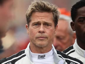 Brad Pitt mit ernstem Gesichtsausdruck