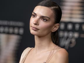 Emily Ratajkowski sieht traurig aus