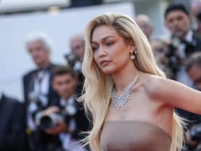 Gigi Hadid guckt ernst auf dem red carpet in Cannes