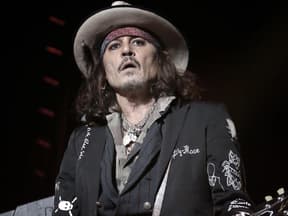 Johnny Depp spielt Gitarre auf der Bühne