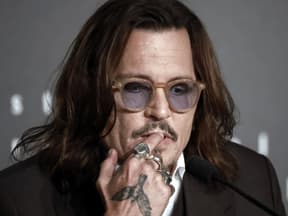 Johnny Depp sieht traurig zu Boden