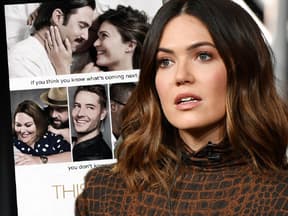 Mandy Moore sieht ernst aus, im Hintergrund ein Poster von "This Is Us"