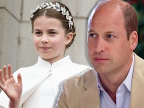 Prinz William sieht zur Seite, Prinzessin Charlotte winkt