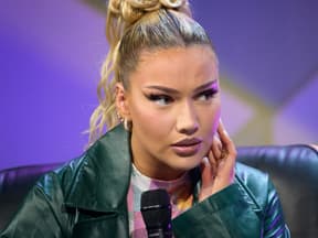 Shirin David sieht kritisch zur Seite