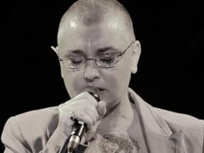 Sineád O'Connor singt traurig in Mikrofon