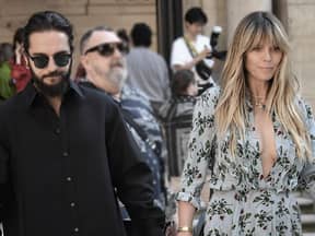 Tom Kaulitz und Heidi Klum sehen zu Boden