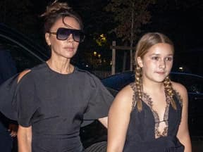 Victoria Beckham und Tochter Harper überqueren die Straße