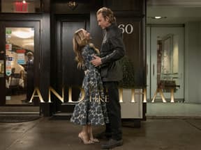 Carrie Bradshaw (Sarah Jessica Parker) und Aidan Shaw (John Corbett) in "And Just Like That" ... - Staffel 2