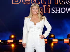 Beatrice Egli vor blauen Hintergrund bei Aufzeichnung der Beatrice Egli Show