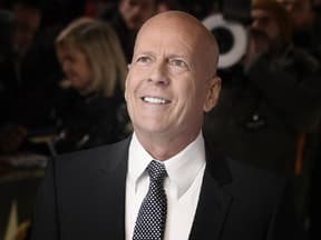 Bruce Willis sieht lächelnd nach oben