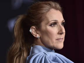 Céline Dion sieht traurig zur Seite