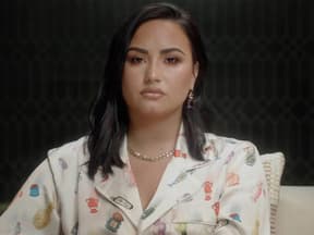 Demi Lovato blickt traurig in die Kamera