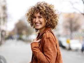 Auch bei kurzen Haaren kannst du mit einem Lockenstab einen Cury-Girl-Look zaubern.