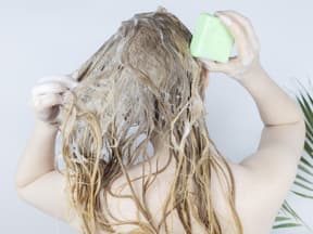 Frau testet die festen Shampoos von Öko-Test