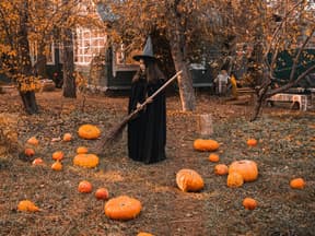 Halloweendeko Kürbisse Mädchen mit Hexenkostüm