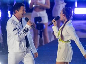 Joelina Drews und Lucas Cordalis singen zusammen bei der Schlagerstrandparty