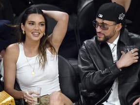 Kendall Jenner rauft sich durch die Haare, Bad Bunny sitzt neben ihr