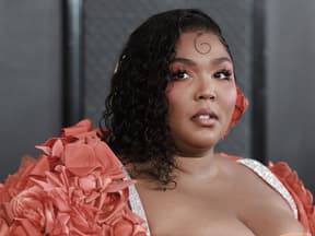 Lizzo guckt ernst