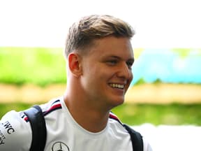 Mick Schumacher lacht