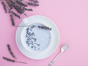 Mondmilch mit Lavendel auf rosa Hinergrund