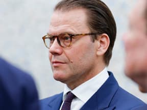 Prinz Daniel von Schweden schaut ernst 