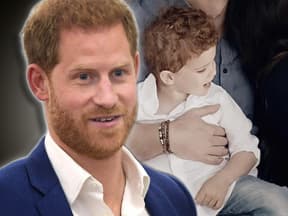 Prinz Harry lächelt, daneben ein Bild von Sohn Archie Mountbatten-Windsor