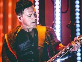 Richard Kruspe spielt Gitarre