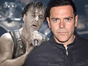 Richard Kruspe sieht ernst aus, im Hintergrund singt Till Lindemann