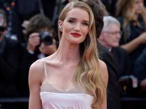 Rosie Huntington-Whitley mit Parfum