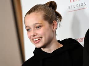 Shiloh Jolie-Pitt lächelt