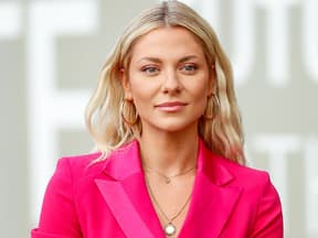 Valentina Pahde im pinken Blazer