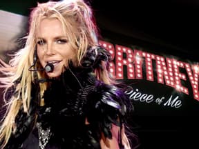 Britney Spears performt, im Hintergrund das Logo ihrer Las-Vegas-Show "Piece of Me"