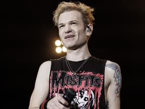 Deryck Whibley steht auf der Bühne und sieht in die Zuschauermenge