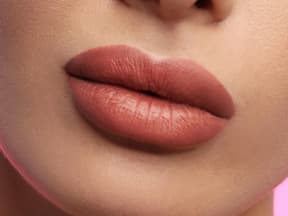 Frau mit nude Lippenstift