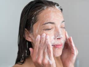 Frau benutzt Cleansing Gelée