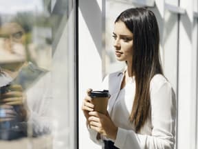 Frau am Arbeitsplatz, nachdenklich 