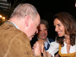 Fürst Albert mit Michel und Clarissa Käfer auf dem Oktoberfest 2023. 